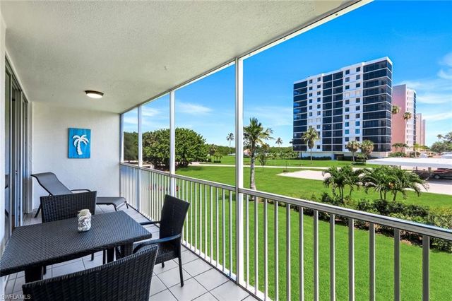 5 Bluebill AVE 208, Naples, FL 34108