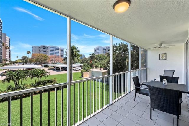 5 Bluebill AVE 208, Naples, FL 34108