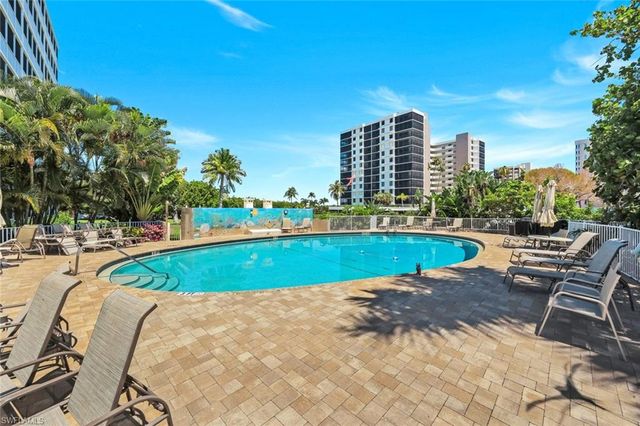 5 Bluebill AVE 208, Naples, FL 34108