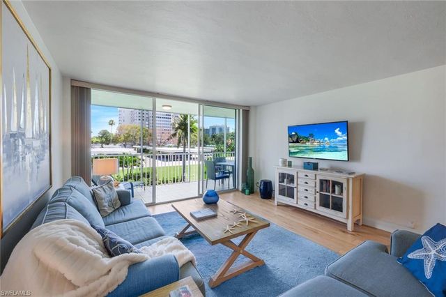 5 Bluebill AVE 208, Naples, FL 34108