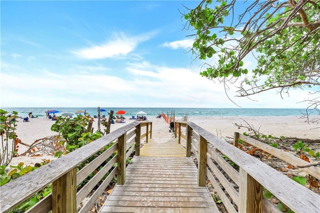 5 Bluebill AVE 208, Naples, FL 34108