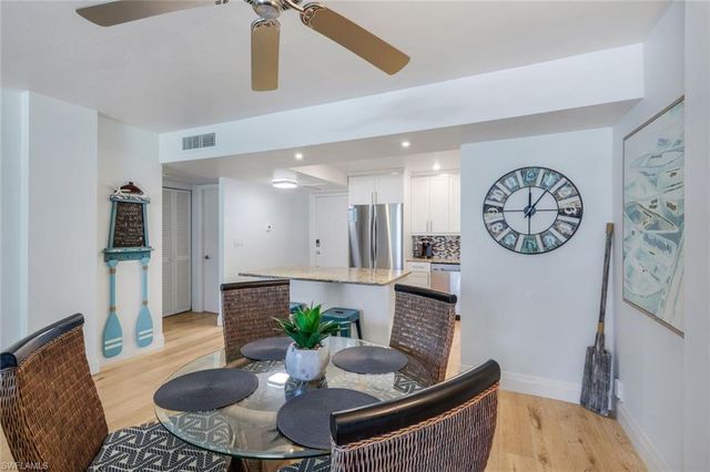 5 Bluebill AVE 208, Naples, FL 34108