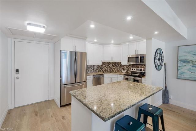 5 Bluebill AVE 208, Naples, FL 34108