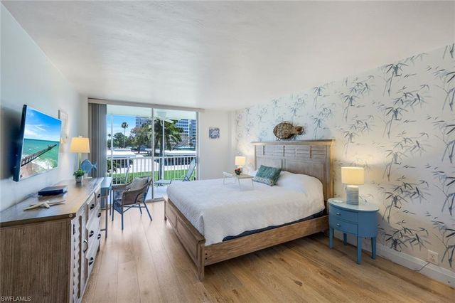 5 Bluebill AVE 208, Naples, FL 34108