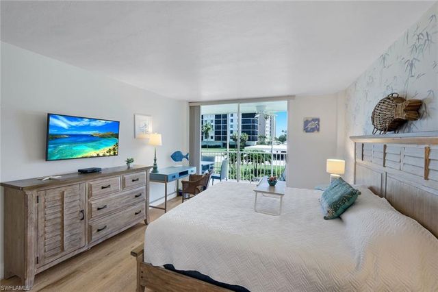 5 Bluebill AVE 208, Naples, FL 34108
