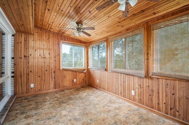 242 Oakland Dr, Sparta, TN 38583