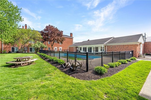 2885 Pease Drive 103, Rocky River, OH 44116