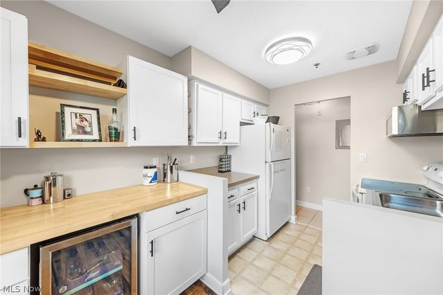 2885 Pease Drive 103, Rocky River, OH 44116