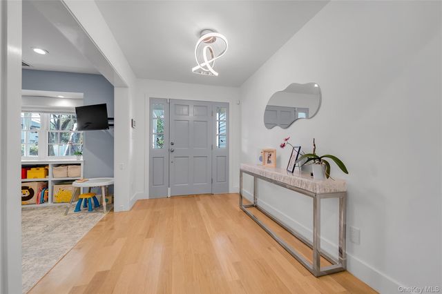 20 Seagull Lane, Port Washington, NY 11050