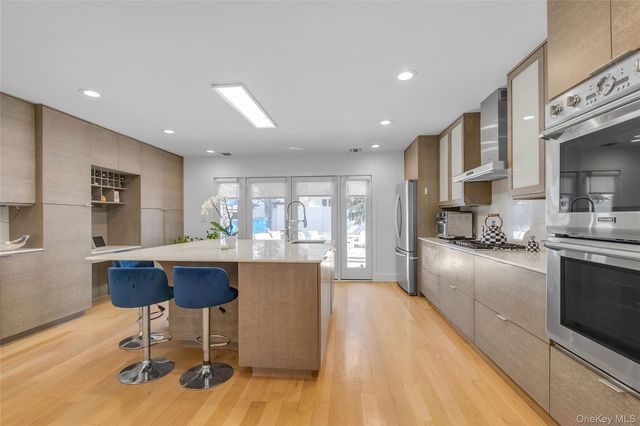 20 Seagull Lane, Port Washington, NY 11050