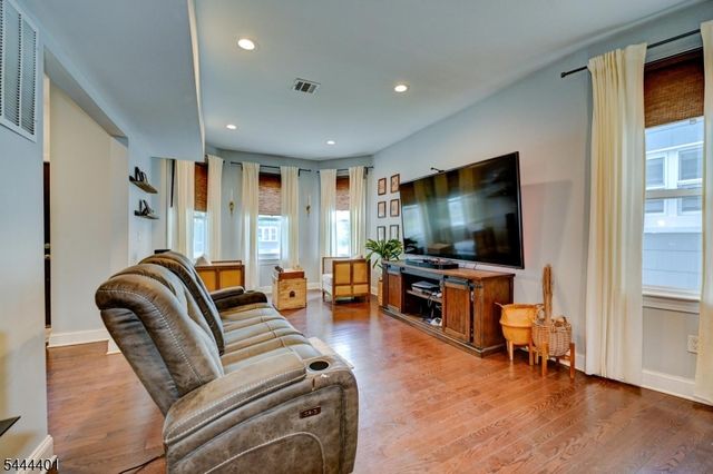 135 Sanford St, East Orange City, NJ 07018