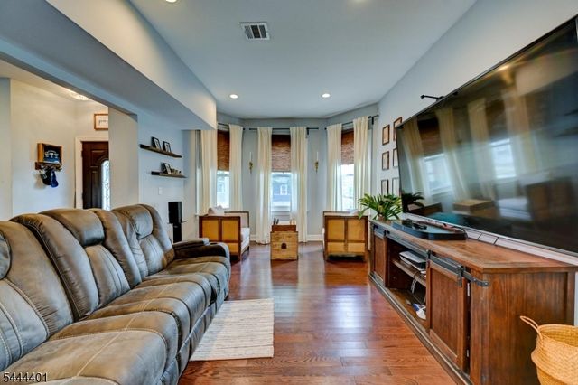 135 Sanford St, East Orange City, NJ 07018
