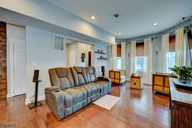 135 Sanford St, East Orange City, NJ 07018