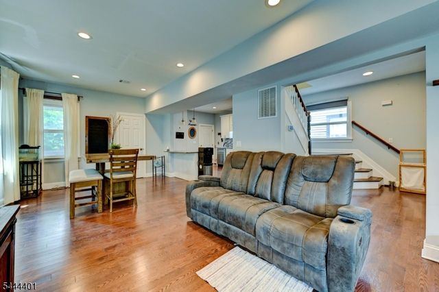 135 Sanford St, East Orange City, NJ 07018