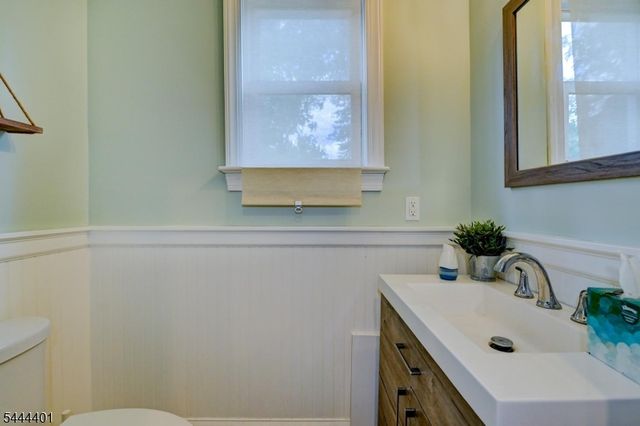135 Sanford St, East Orange City, NJ 07018
