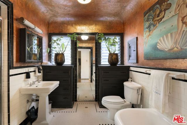 542 N Detroit Street, Los Angeles, CA 90036