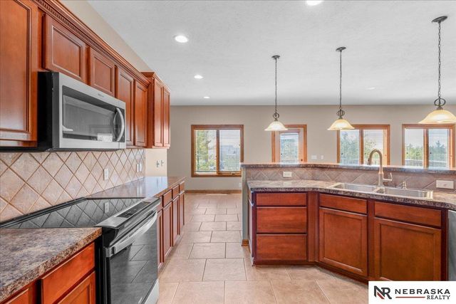 2525 Ridgeline Court, Lincoln, NE 68512