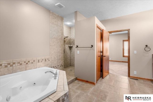 2525 Ridgeline Court, Lincoln, NE 68512