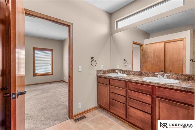 2525 Ridgeline Court, Lincoln, NE 68512