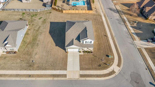 10 BLACKTHORN CV, Oakland, TN 38060