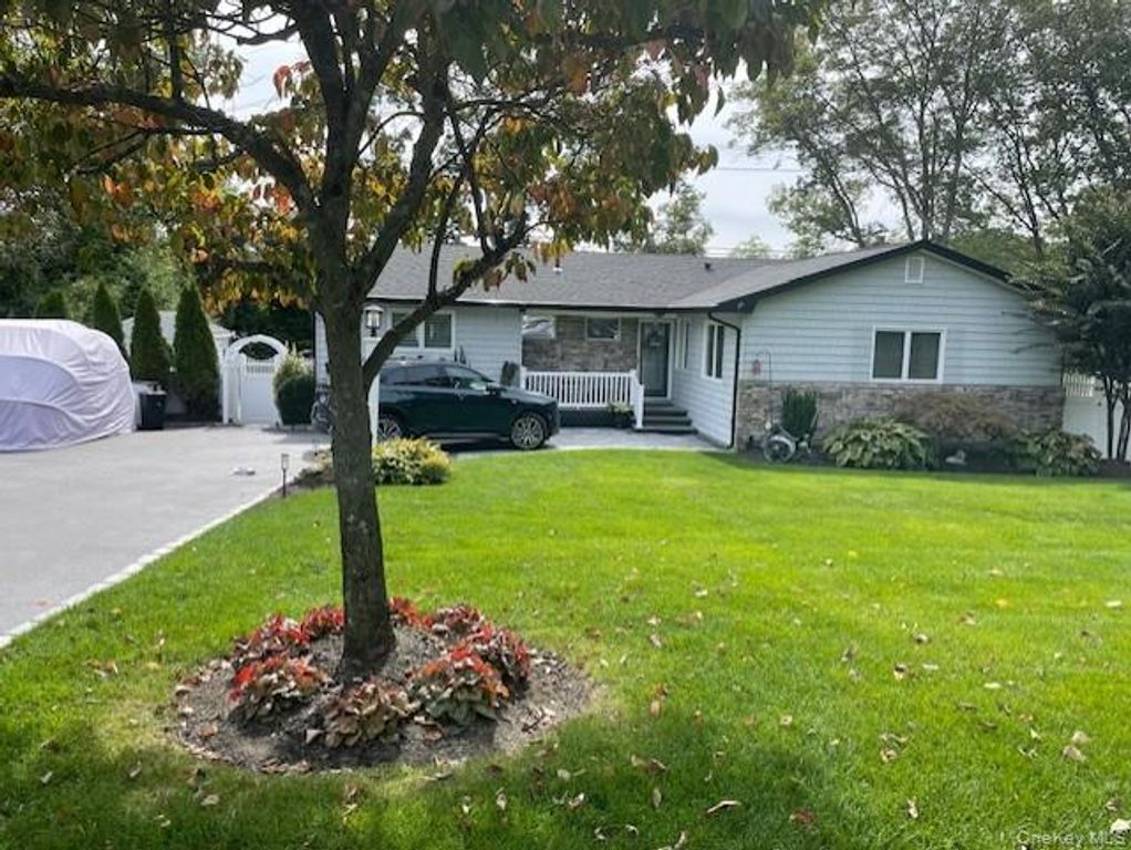 17 Wren Drive, Hauppauge, NY 11788