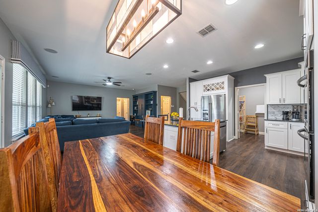 206 OLYMPIC DR, Cibolo, TX 78108