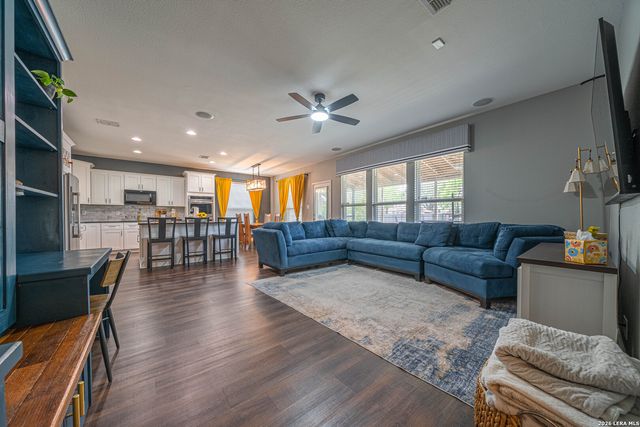 206 OLYMPIC DR, Cibolo, TX 78108