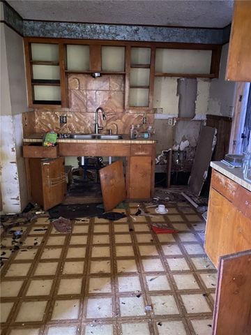 1021 W Main St, Alice, TX 78332