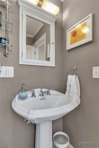 17 Mayfair Lane, Buffalo, NY 14201