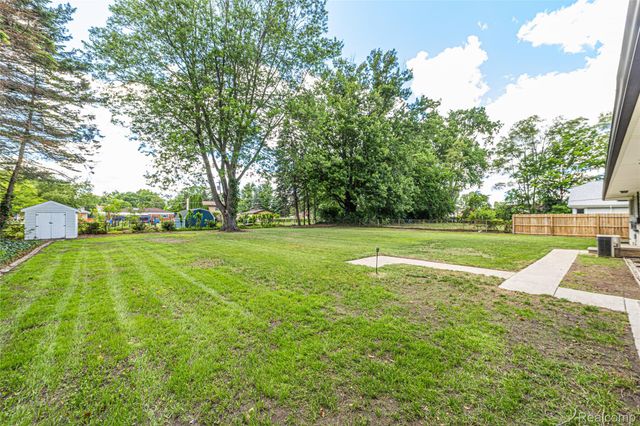25801 Pine View Avenue, Warren, MI 48091
