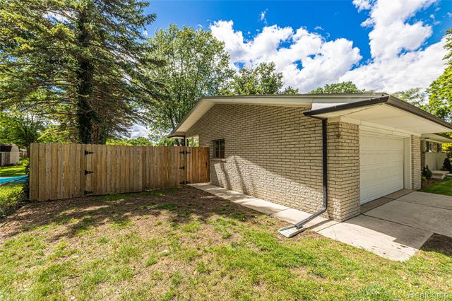 25801 Pine View Avenue, Warren, MI 48091