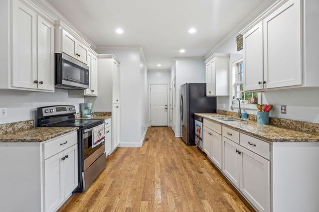 592 Twin Oak Dr, Murfreesboro, TN 37130