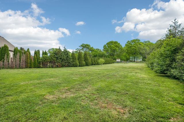 592 Twin Oak Dr, Murfreesboro, TN 37130