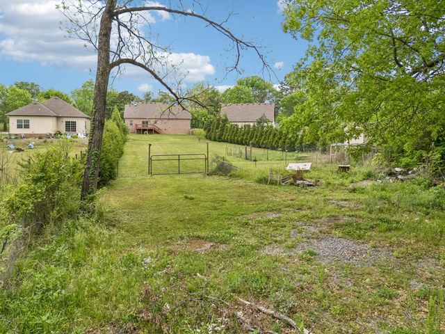 592 Twin Oak Dr, Murfreesboro, TN 37130