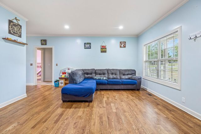 592 Twin Oak Dr, Murfreesboro, TN 37130