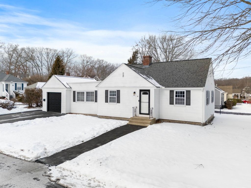 Image 2 of property listing at 276 Salmon Street, Manchester, NH 03104