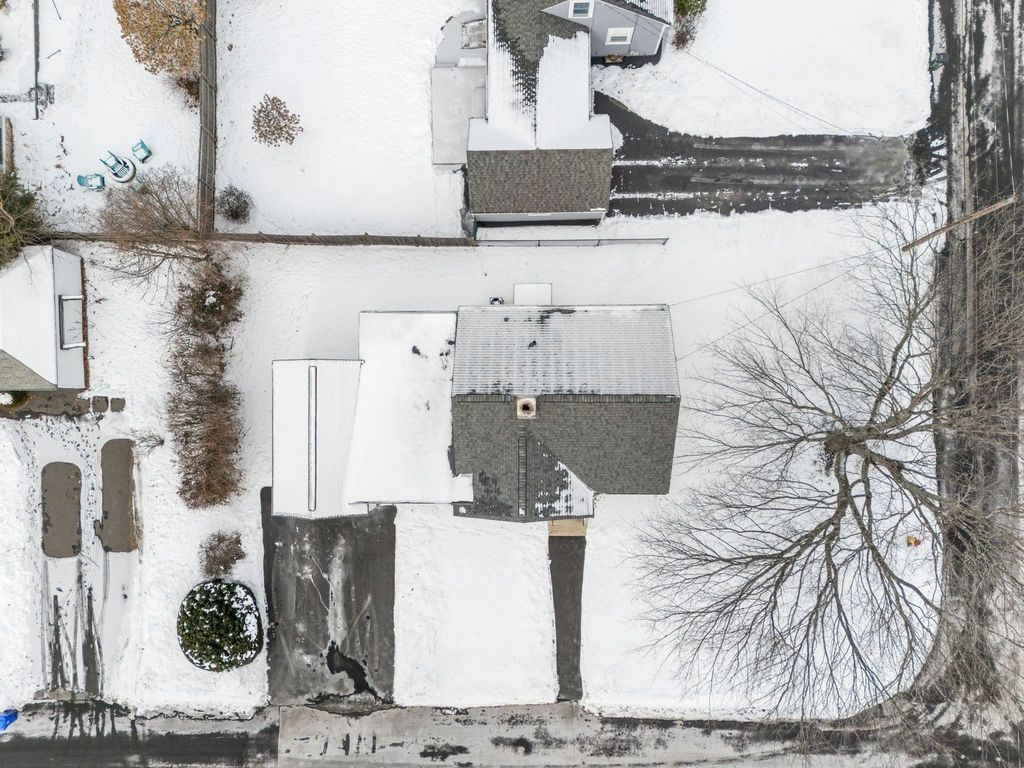 Image 12 of property listing at 276 Salmon Street, Manchester, NH 03104
