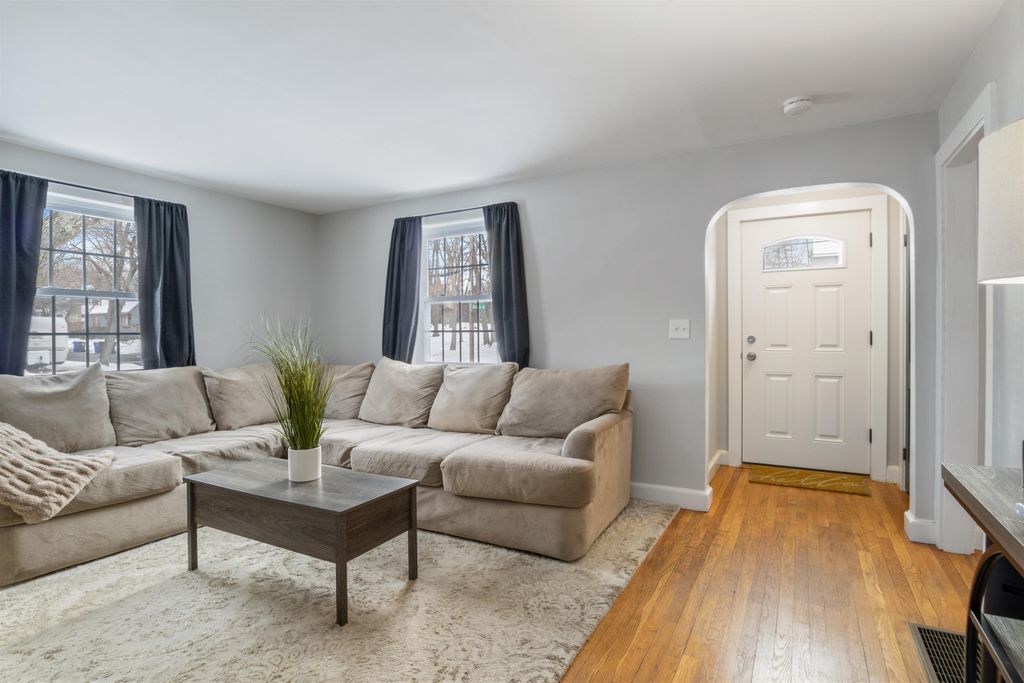Image 15 of property listing at 276 Salmon Street, Manchester, NH 03104