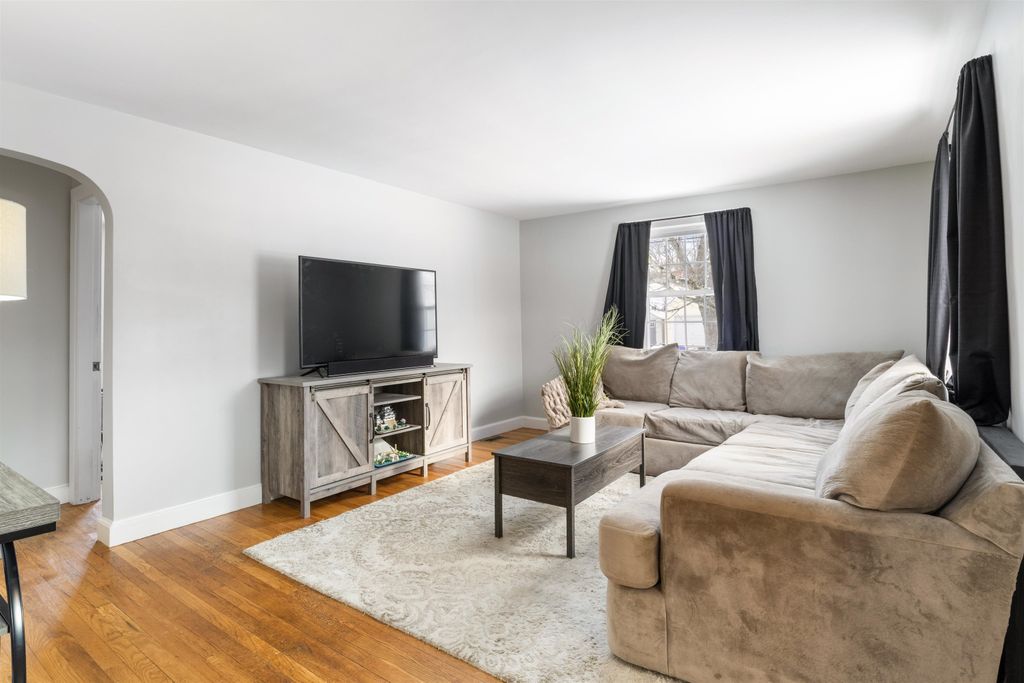 Image 16 of property listing at 276 Salmon Street, Manchester, NH 03104