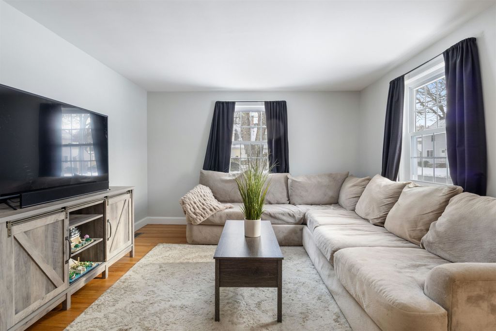 Image 17 of property listing at 276 Salmon Street, Manchester, NH 03104