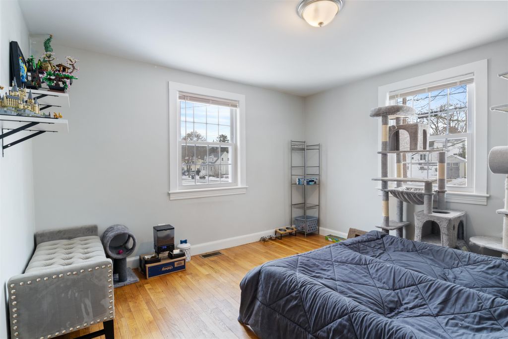 Image 19 of property listing at 276 Salmon Street, Manchester, NH 03104