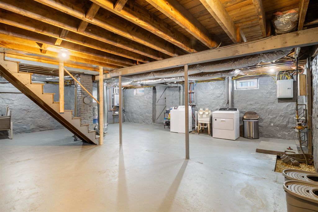 Image 28 of property listing at 276 Salmon Street, Manchester, NH 03104