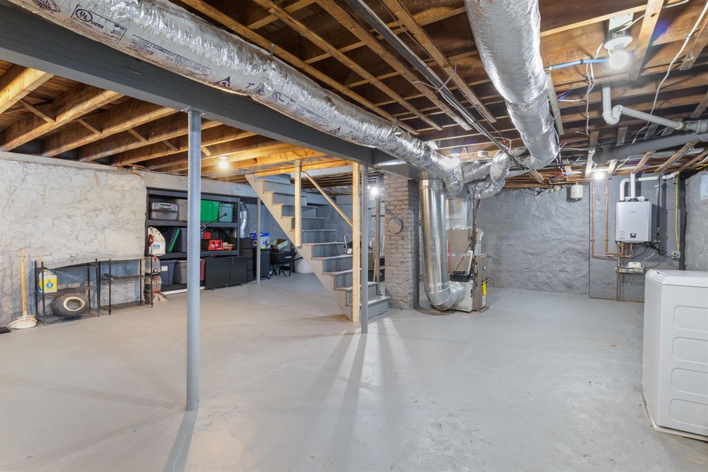 Image 30 of property listing at 276 Salmon Street, Manchester, NH 03104