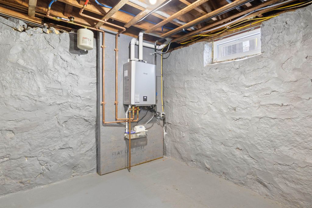 Image 31 of property listing at 276 Salmon Street, Manchester, NH 03104