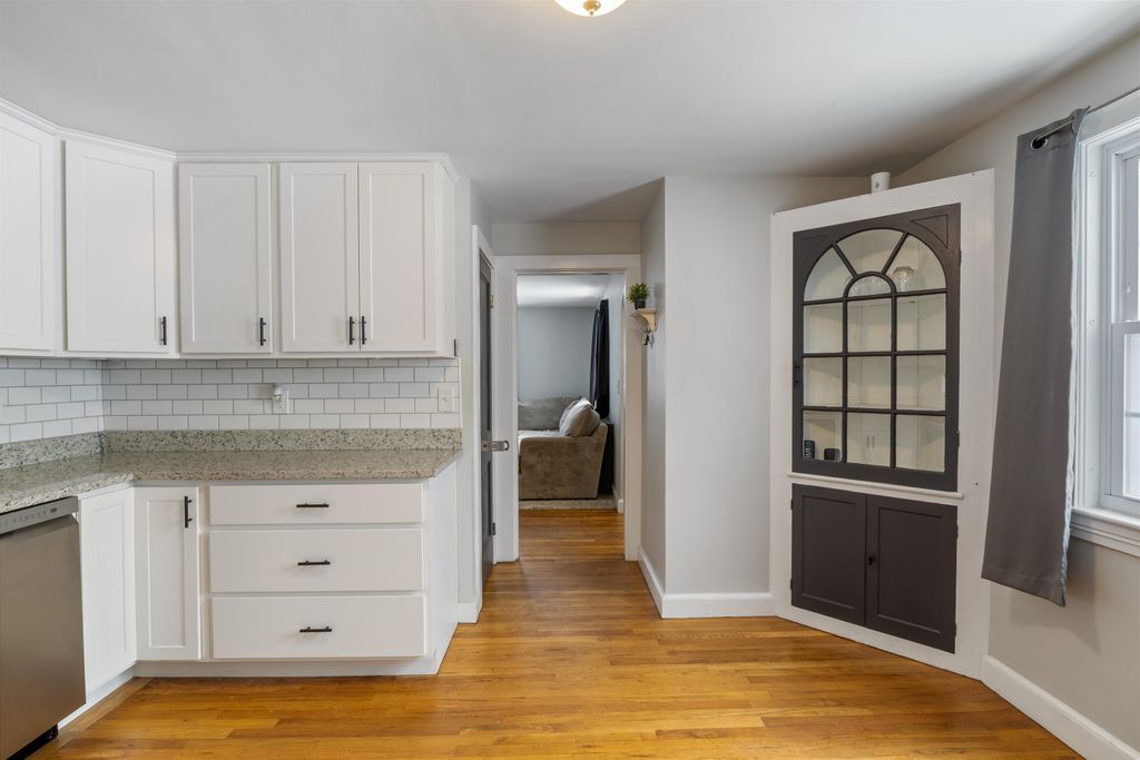 Image 10 of property listing at 276 Salmon Street, Manchester, NH 03104