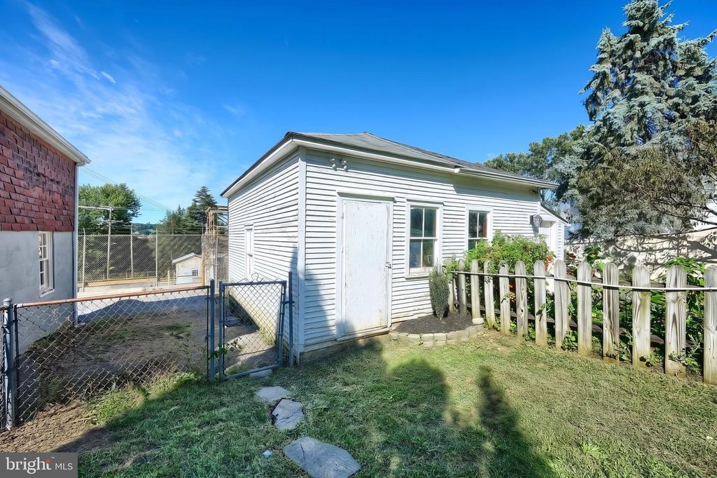 Image 11 of property listing at 749 W BROADWAY, Red Lion, PA 17356