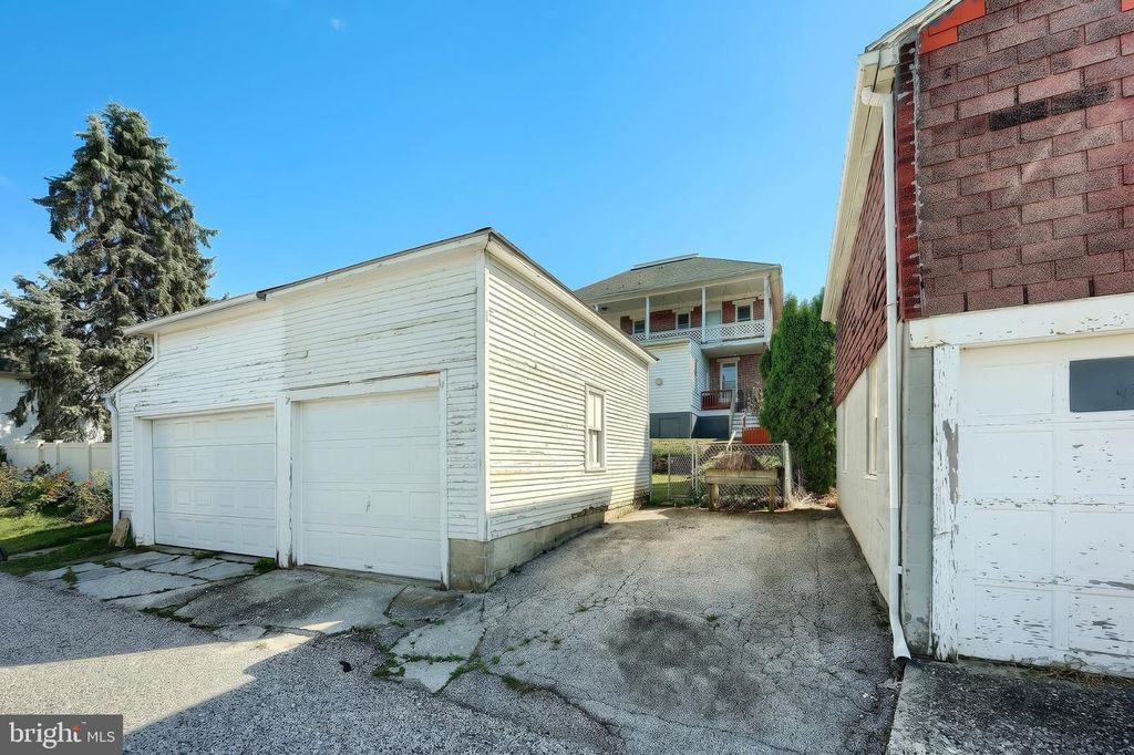 Image 13 of property listing at 749 W BROADWAY, Red Lion, PA 17356