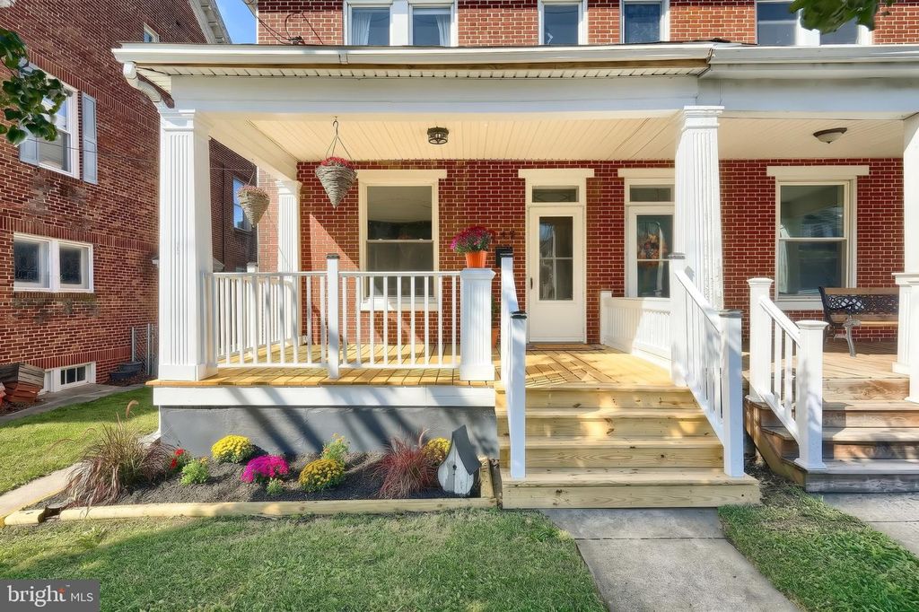 Image 14 of property listing at 749 W BROADWAY, Red Lion, PA 17356