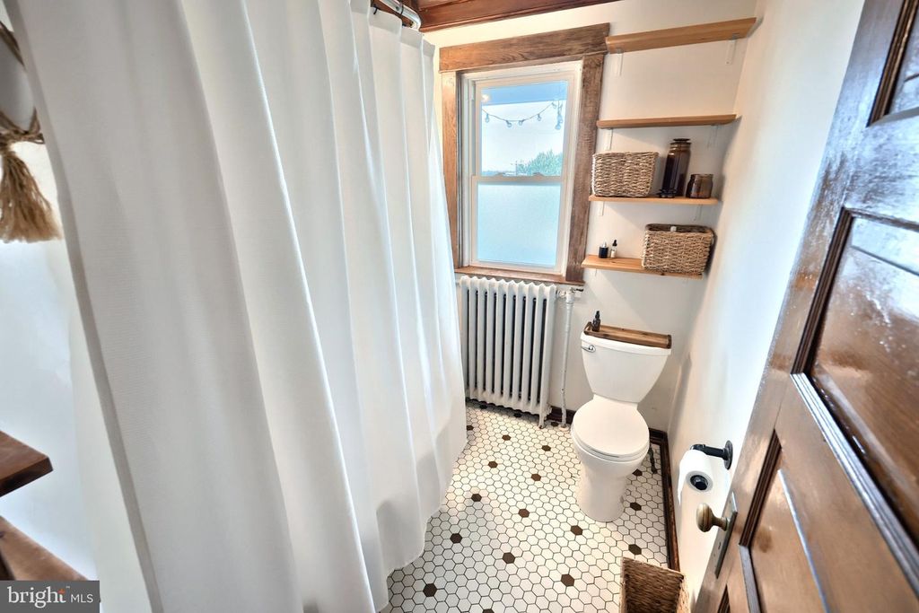 Image 29 of property listing at 749 W BROADWAY, Red Lion, PA 17356