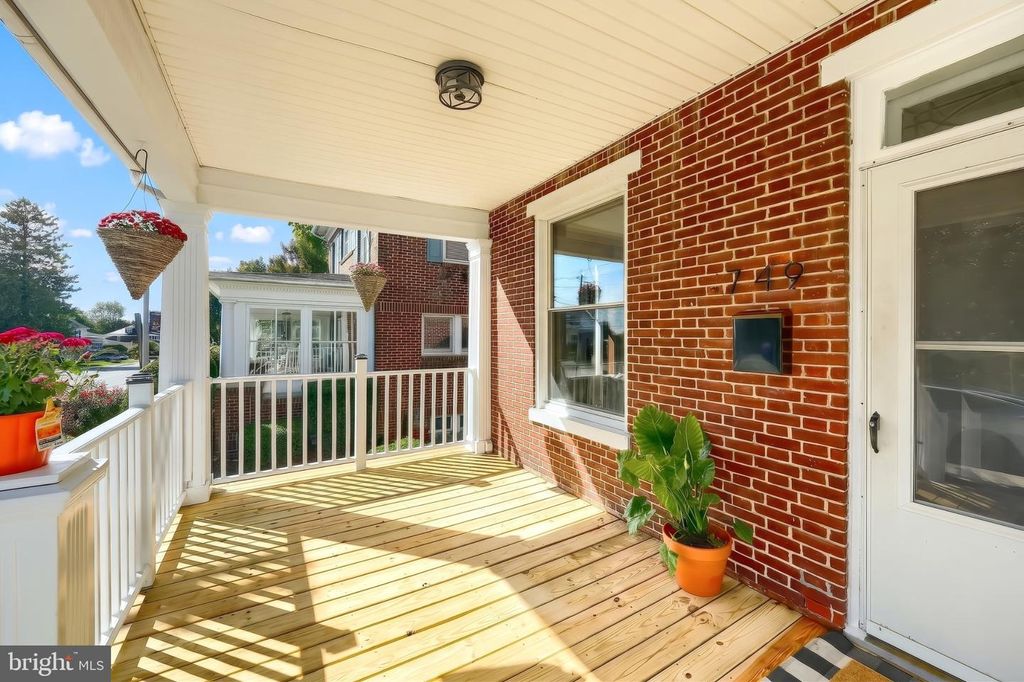 Image 5 of property listing at 749 W BROADWAY, Red Lion, PA 17356